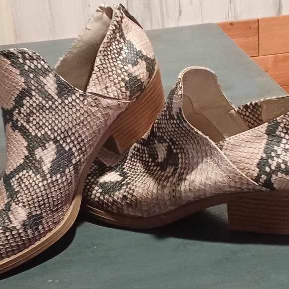 Snakeskin Patterned Women's Ankle Boots - Picture 1 of 3